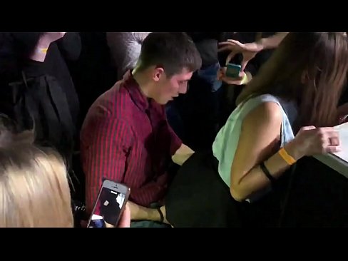 ❤️ Ubulili bangempela ku-nightclub yaseRussia. Intombazane yaseRussia eneminyaka engu-18 ubudala ingene endunu nasesithweni sangasese e-nightclub ❤  ku-zu.analytik24.ru